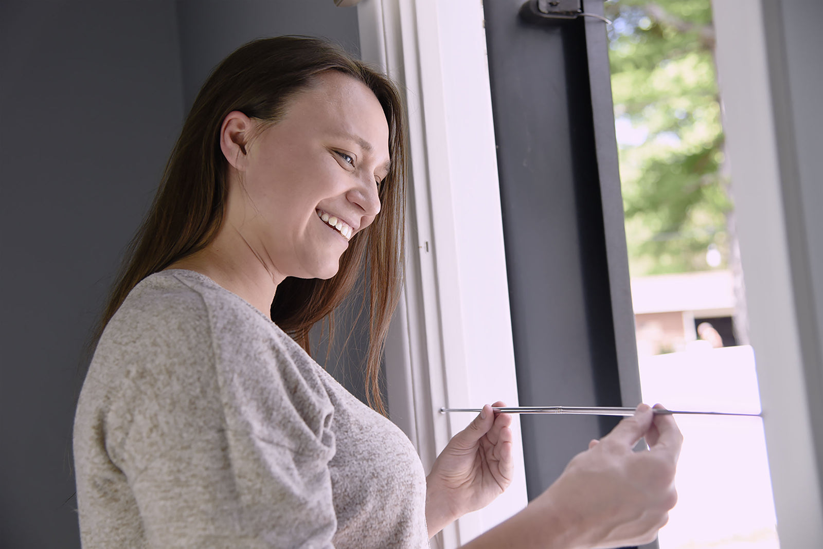 FLEX-TENNA being inserted into the window